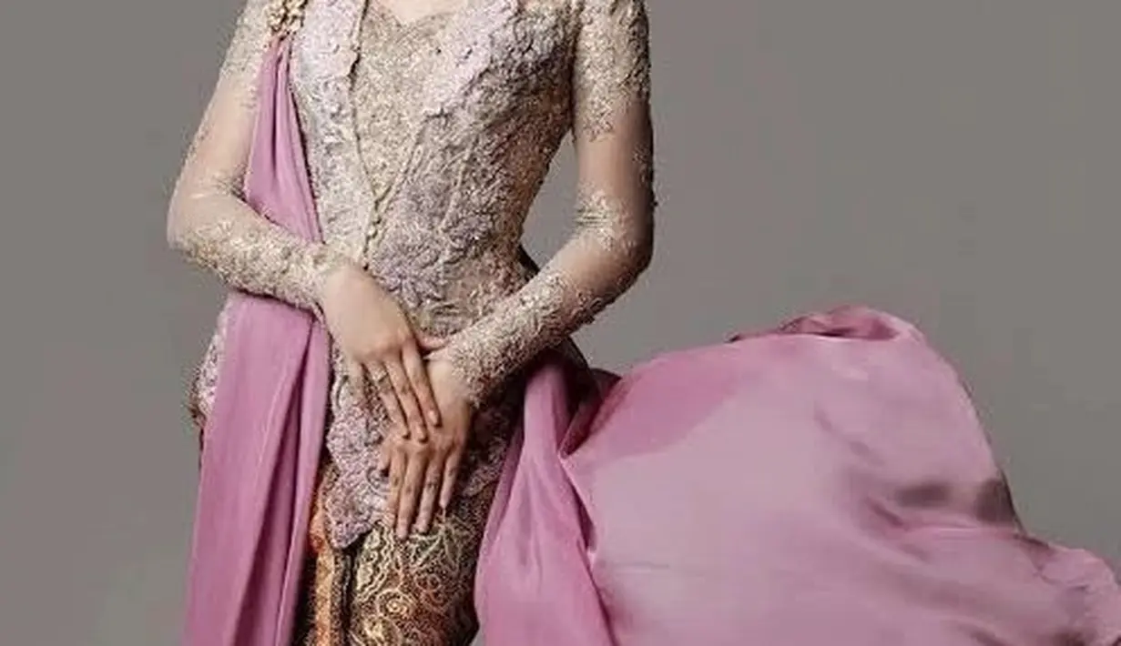 Anya Geraldin tak kalah memesona tampil dengan kebaya bernuansa merah muda. Penampilan glamornya semakin luar biasa dengan padu padan selendang satin merah muda dan kain batik senada sebagai rok. [Foto: Instagram/avenue8boutique]