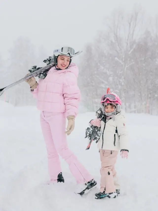 Gaya Kompak Ibu dan Anak, Shandy Aulia–Claire Herbowo Tampil Serasi di Berbagai Momen