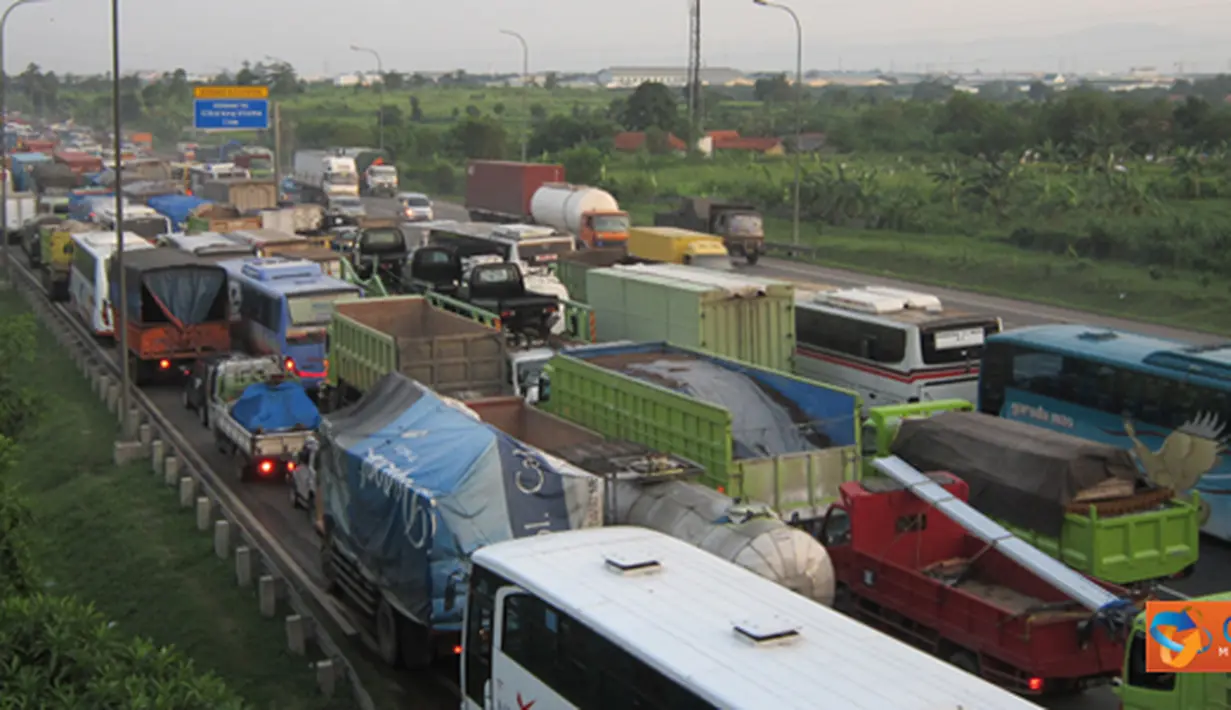 Citizen6, Cikarang: Nampak jelas arus lalulintas yang padat di area dekat pintu gerbang tol Cikarang Utama. (Pengirim: Agus Sungkawa)