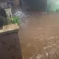 Hujan deras menyebabkan banjir di sejumlah titik di Kota Bogor, Jawa Barat, Minggu (26/11/2023) sore. (Foto: Achmad Sudarno/Liputan6.com).