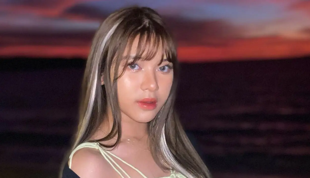 Rambut yang di highligt putih serta poni tentu saja membuat gaya penampilan Tiara Andini menjadi sorotan. Bahkan, penampilannya ini membawa kesan yang berbeda dibandingkan sebelumnya. (Liputan6.com/IG/@tiaraandini)