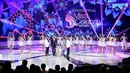 Para kontestan mengenakan gaun bernuansa putih. 20 finalis itu berjalan menuju panggung megah dengan iringan lagu duet Aliando Syarief dan Rizky Febian. (Adrian Putra/Bintang.com)