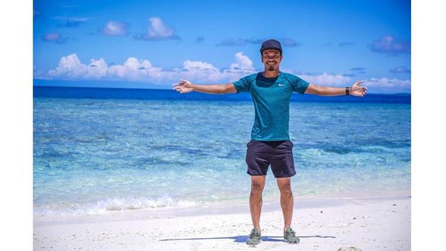 5 Gaya Liburan Gelandang Persebaya Muhammad Hidayat di Pantai, Santai dan Seru