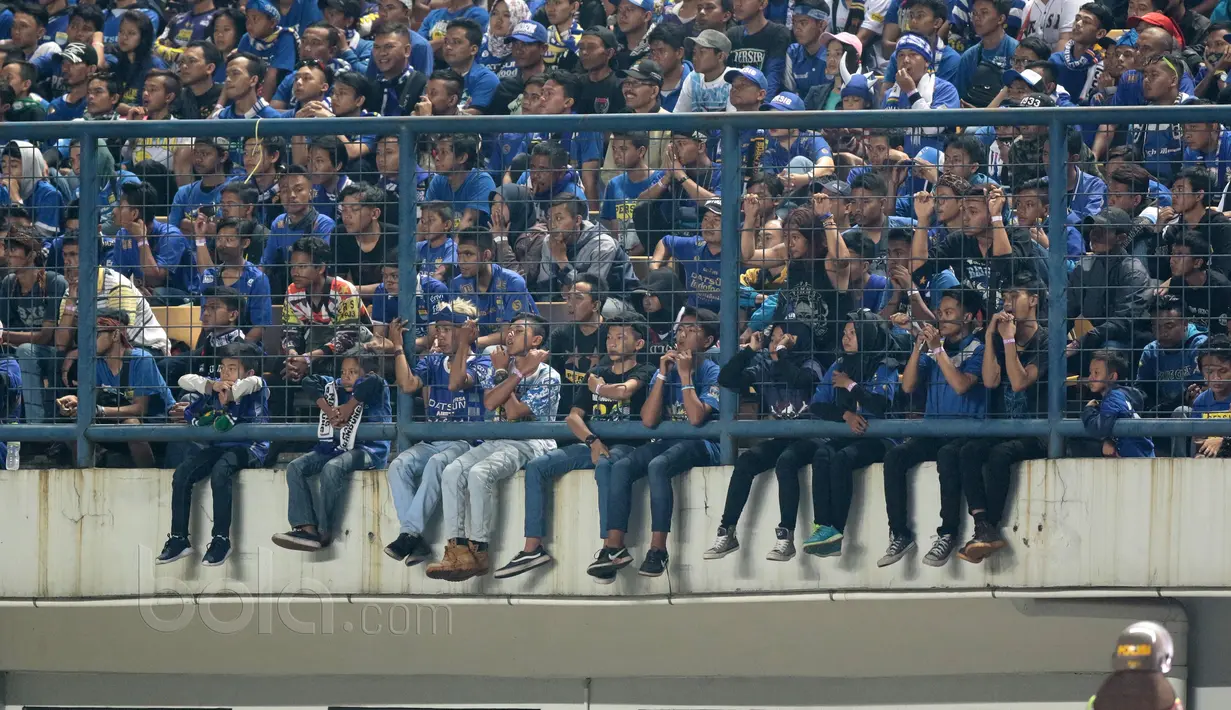 Ekspresi Bobotoh saat mendukung Persib Bandung melawan Persipura Jayapura pada lanjutan Liga 12017 di Stadion GBLA, Bandung, Minggu (7/5/2017). Persib menang 1-0. (Bola.com/Nicklas Hanoatubun)