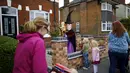 Anak-anak melihat orang-orangan sawah dari karakter "Room on a Broom" saat Festival Scarecrow di Heather, Inggris, 28 Juli 2015. Festival sejak 1999 ini selalu menarik perhatian wisatawan mancanegera  untuk berdatangan ke Inggris. (REUTERS/Darren Staples)