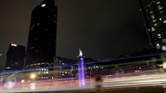 Monumen Selamat Datang dan gedung serta pusat perbelanjaan saat peringatan Earth Hour, Jakarta, Sabtu (19/3). Pemadaman serentak selama 60 menit pada pukul 20.30 hingga 21.30 WIB itu sebagai peringatan Hari Bumi (Earth Hour). (Liputan6.com/Faizal Fanani)