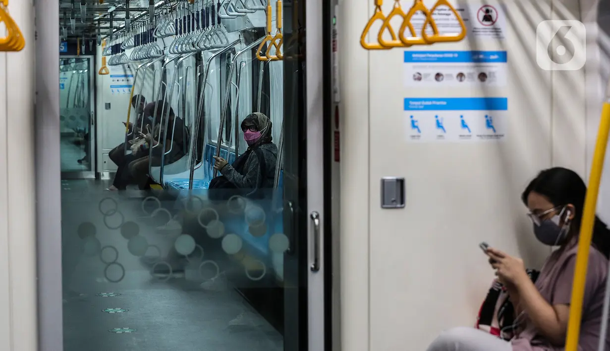 Penumpang berada di dalam kereta Moda Raya Terpadu (MRT) di Stasiun MRT, kawasan Jakarta, Senin (15/2/2021). Mulai 11 Februari 2021, jadwal operasional kereta MRT berlaku pukul 05.00-22.00 WIB pada Senin-Jumat dan di akhir pekan mulai pukul 06.00-22.00 WIB. (Liputan6.com/Johan Tallo)