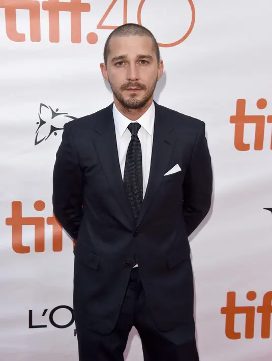 Pasangan sejoli ini ditemui di toko perhiasan, nampaknya mereka sedang memesan cincin pernikahan yang telah dilapisi oleh berlian. (AFP/Bintang.com)