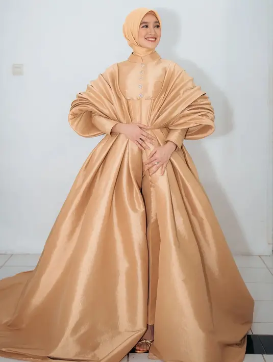 Kedua, aksen volume pada gaun tersebut bisa digunakan sebagai cape yang menambah kesan dramatis. [@dimassinggih]