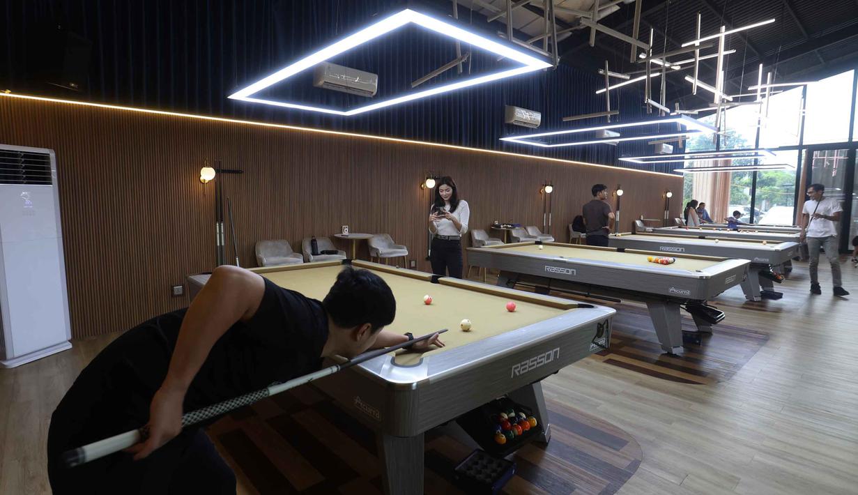 Resmi diluncurkan, Gowadra Billiard hadir konsep billiard yang tidak lagi identik dengan ruang eksklusif, gelap, dan maskulin, melainkan inklusif dan hangat. Tampak dalam foto, pengunjung menikmati permainan biliar di Gowada Billiard, di Jalan Thamrin Boulevard Pantai Indah Kapuk 2 (PIK 2), Kabupaten Tangerang, Banten, pada Rabu (11/2/2026). (Kapanlagi.com/Budy Santoso)