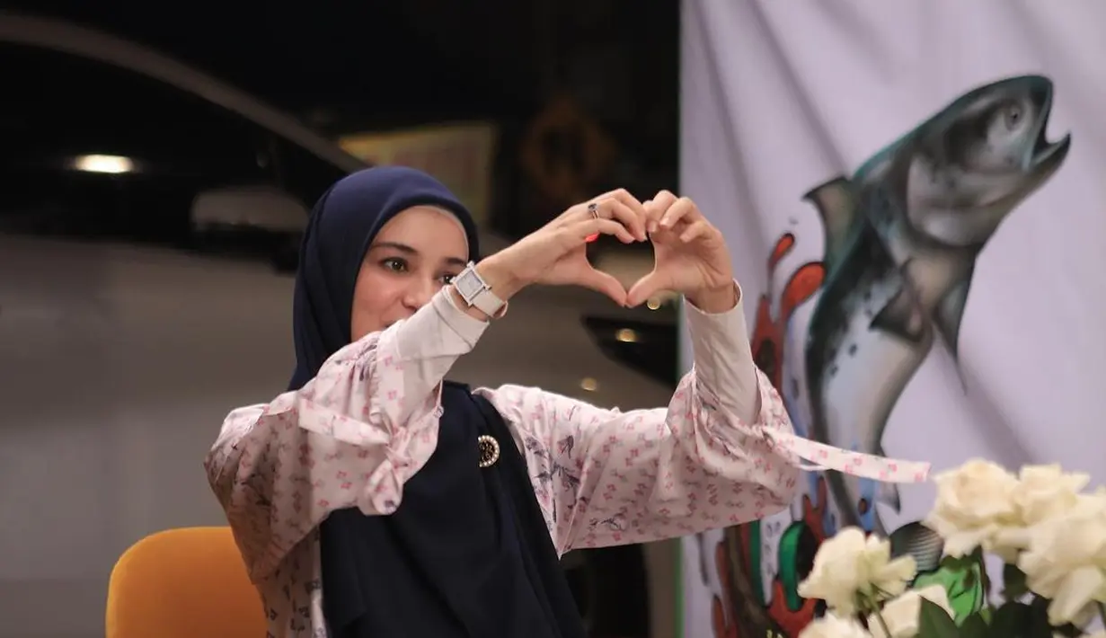 Tersenyum bahagia, Shireen memberikan hati untuk Wisnu yang berhasil membuatnya terkejut. "Makasii abiii semoga selalu Allah berkahi dan jaga selalu," katanya. [Foto: Instagram/shireensungkar]