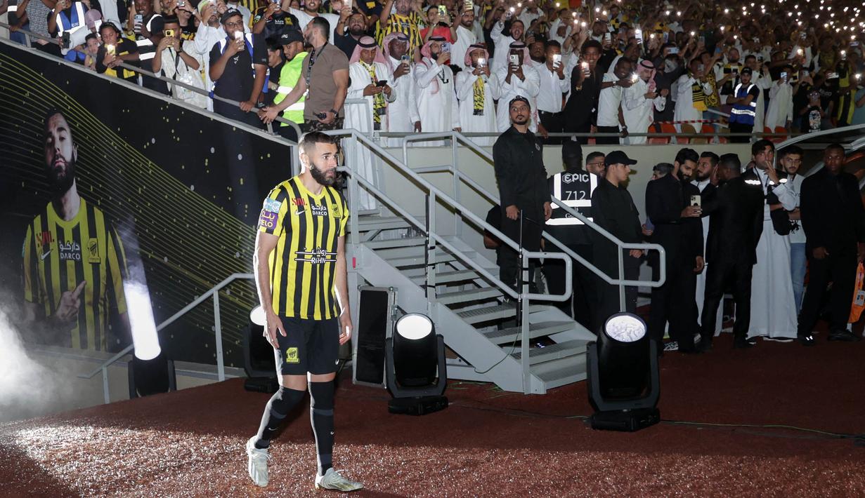 Mantan striker Real Madrid Karim Benzema, memasuki stadion Al-Ittihad di Jeddah, pada 8 Juni 2023. (AFP Photo)