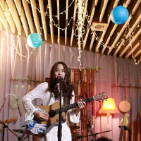 Penyanyi muda berbakat itu pada Senin, (20/6/2016) menggelar anniversary fanbase 'Shermunch' (fans Sheryl). Bersama dengan para fansnya yang beruntung, ia berbagi cerita perjalanan kariernya. (Galih W. Satria/Bintang.com)