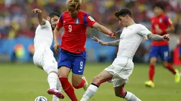 Penyerang Korea Selatan, Son Heung-min (tengah) berusaha melewati dua pemain Aljazair, Rafik Halliche (kiri) dan Carl Medjani, saat berlaga di penyisihan Piala Dunia 2014 Grup H di Stadion Beira Rio, Porto Alegre, (23/6/2014). (REUTERS/Edgard Garrido)