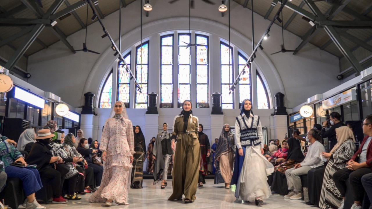 Indonesia International Modest Fashion Festival (IN2MOTIONFEST) 2022 digelar dalam upaya mewujudkan Indonesia sebagai pusat produk halal dan kiblat fesyen muslim dunia.