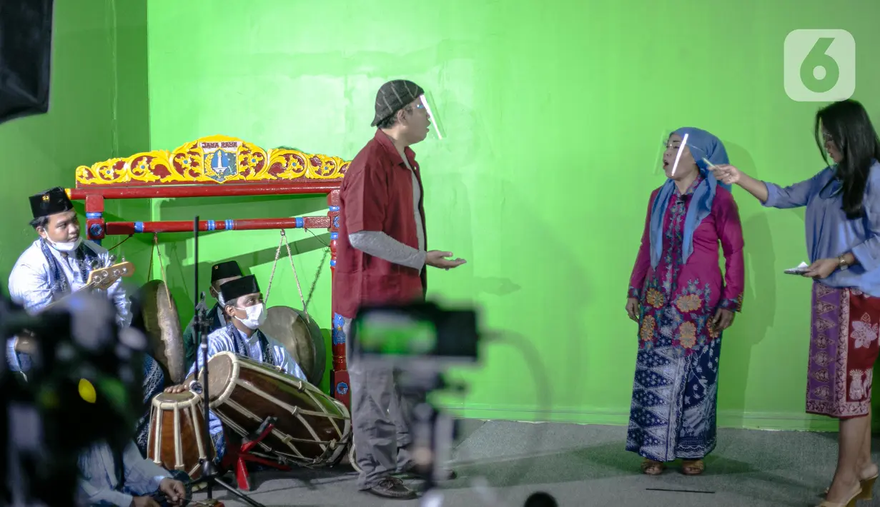 Seniman lenong Betawi saat tampil secara virtual di Jakarta, Selasa (8/12/2020). Kegiatan tersebut bertujuan untuk memberdayakan kembali seniman Betawi yang sempat terhenti di masa pandemi COVID-19. (Liputan6.com/Faizal Fanani)