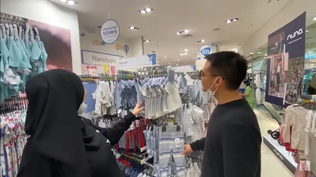 Momen Citra Kirana dan Rezky Aditya Beli Kebutuhan Bayi