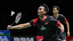 Pasangan Indonesia, Hendra Setiawan/Mohammad Ahsan saat melawan wakil Jepang, Takuro Hoki/Yugo Kobayashi, pada Kejuaraan Dunia Bulutangkis 2019 di Swiss, Minggu (25/8). Indonesia menang 25-23, 9-21, 21-15. (AFP/Fabrice Coffrini)