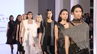 Berikut aksi empat desainer muda yang mencuri perhatian pecinta mode di Runway Hits Fashion Nation 2018. (Foto: Liputan6.com/ Herman Zakharia)