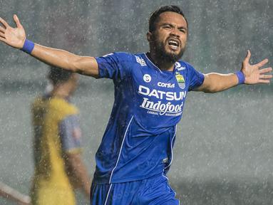 Pemain Persib, Zulham Zamrun, merayakan gol yang dicetak ke gawang Barito Putera pada laga TSC 2016 di Stadion Pakansari, Bogor, Jawa Barat, Sabtu (13/8/2016). Persib menang 2-0 atas Barito Putera. (Bola.com/Vitalis Yogi Trisna)