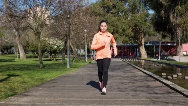 Olahraga Jogging (Sumber: Freepik/katemangostar)