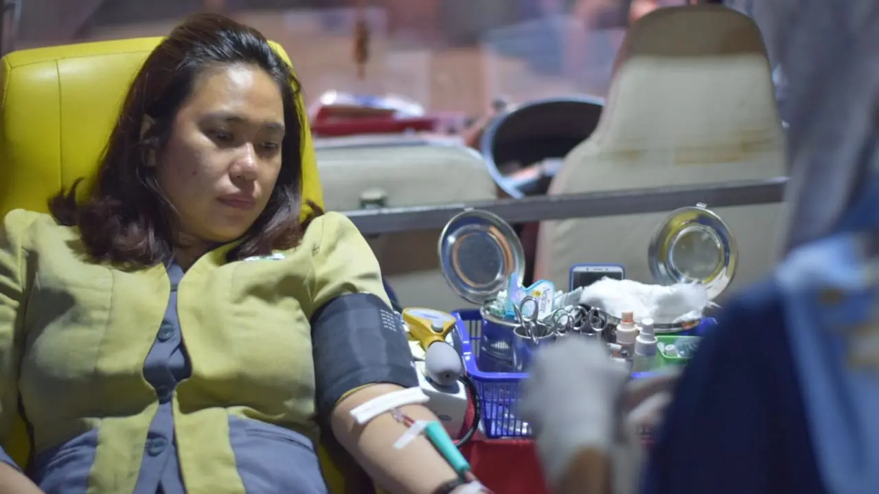 Akibat wabah virus Corona atau Covid-19, pendonor darah di Kota Tangerang menurun drastis hingga 60 sampai 70 persen. Akibatnya, stok darah di PMI Kota Tangerang menipis.