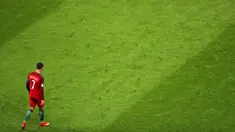 Bintang Portugal, Cristiano Ronaldo, tampak kecewa usai gagal ke final Piala Konfederasi setelah kalah dari Cile di Stadion Kazan Arena, Rusia, Rabu (28/6/2017). (EPA/Tolga Bozoglu)
