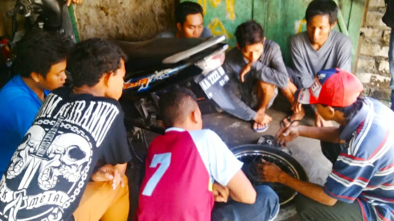 Bengkel motor Fausul di Pulau Mandangin. (Liputan6.com/Dian Kurniawan)
