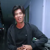 Meski harus berakhir dengan perceraian, Marshall Sastra mengaku jika dirinya masih menjaga komunikasi dengan baik antara dirinya dan Dominique Diyose. Bintang ‘My Trip My Adventure’ ini mengatakan masih baik-baik saja. (Deki Prayoga/Bintang.com)