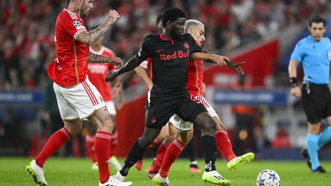 Oumar Solet (tengah) sedang dibidik Manchester United