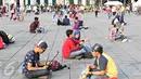 Sejumlah remaja berfoto bersama saat berwisata di Kota Tua, Jakarta, Minggu (8/5). Keunikan bangunan tua di kawasan tersebut menjadi daya tarik tersendiri bagi warga untuk melakukan foto bersama atau selfie. (Liputan6.com/Immanuel Antonius)