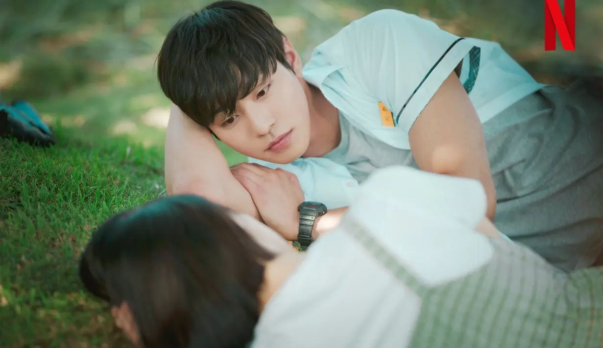 "Saya tertarik dengan banyak karakter yang ditampilkan karena adanya perbedaan waktu," kata Ahn Hyo Seop dikutip dari situs Soompi. (Foto: Instagram/ netflixkr)