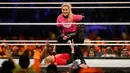 Pegulat Natalya Neidhart (atas) mengalahkan lawannya, Lacey Evans pada pertarungan World Wrestling Entertainment (WWE) untuk perempuan di Stadion Internasional King Fahd, Riyadh, 31 Oktober 2019. Kerajaan Arab Saudi untuk pertama kalinya menggelar pertandingan gulat WWE perempuan. (AP/Amr Nabil)