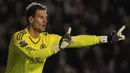 Asmir Begovic. Kiper Bosnia berusia 35 tahun yang sejak musim 2021/2022 memperkuat Everton ini pernah menjuarai liga top Eropa bersama Chelsea di Liga Inggris. Ia meraihnya 1 kali yaitu di musim 2016/2017, musim kedua dan terakhirnya bersama Chelsea. Ia juga sempat membela AC Milan di Liga Italia selama setengah musim pada 2019/2020 dengan status pinjaman dari AFC Bournemouth. Sayang, AC Milan hanya finis sebagai runner-up di musim tersebut. (AFP/Lindsey Parnaby)