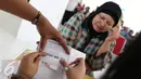 Warga mengikuti proses pengundian Rusun Rawa Bebek di Jakarta Timur, Kamis (6/10). Hari ini, sebanyak 27 keluarga dari 4 RW di Bukit Duri, Jaksel, mengikuti pengundian dan mengambil kunci untuk menempati Rusun Rawa Bebek. (Liputan6.com/Immanuel Antonius)
