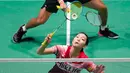 <p>Dejan Ferdinansyah (belakang) dan Gloria Emanuelle Widjaja saat melawan China Zheng Si Wei dan Huang Ya Qiong pada pertandingan semifinal ganda campuran turnamen bulu tangkis Malaysia Open 2023 di Bukit Jalil Axiata Arena, Kuala Lumpur, Malaysia, Sabtu (14/1/2023). Dejan Ferdinansyah/Gloria Emanuelle Widjaja gagal merebut tiket final Malaysia Open 2023 setelah ditaklukkan Zheng Si Wei/Huang Ya Qiong. (AP Photo/Vincent Thian)</p>