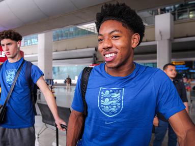 Timnas Inggris U-17 tiba di Indonesia menjelang Piala Dunia U-17 melalui Terminal 3 Bandara Soekarno Hatta, Tangerang, Banten pada Jumat (3/11/2023). Skuad The Young Lions mendarat pada pukul 10.15 WIB menggunakan maskapai Singapore Airlines. Rombongan pertama ini diisi langsung oleh pelatih kepala Ryan Garry, beberapa staff pelatih, dan pemain. Terlihat juga dua Wonderkid Arsenal, Myles Lewis-Skelly dan Ethan Nwaneri dalam rombongan 21 pemain yang dibawa untuk perhelatan akbar sepak bola usia muda ini. Timnas Inggris U-17 tergabung ke dalam Grup C Piala Dunia U-17 2023. Skuad Ryan Garry akan melawan Kaledonia Baru U-17 di Jakarta International Stadium (JIS), Jakarta pada 11 November 2023. (Bola.com/Bagaskara Lazuardi)