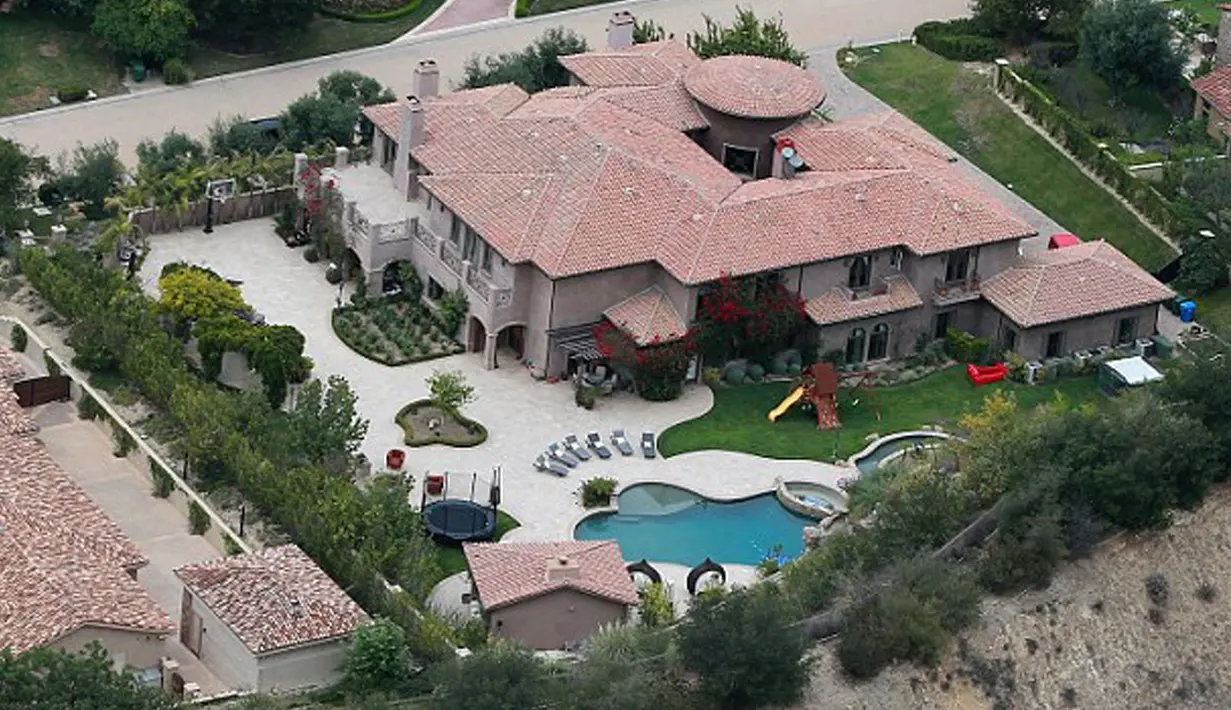 Kylie Jenner baru saja memamerkan penampakan bagian dalam rumah mewahnya seharga  $2,7juta atau sekitar Rp. 36,9 milyar di kawasan Calabasas, melalui sebuah video yang diunggah dalam website TheKylieJenner.com. (dailymail.co.uk)