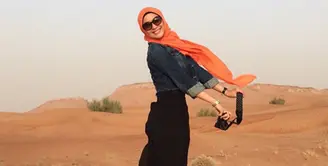 Citra Kirana di padang pasir Dubai dalam rangkaiannya melakukan umroh sekaligus liburan. Pose melompat ini seakan menunjukkan Citra Kirana terbang. (via instagram/@citraciki)