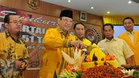 Ketua Umum Partai Golkar versi Munas Ancol, Agung Laksono memotong tumpeng pada syukutan HUT Partai Golkar ke-51 di Kantor DPP Golkar, Jakarta, Selasa (20/10/2015). (Liputan6.com/Andrian M Tunay)