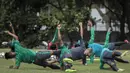 Para pemain Timnas Indonesia melakukan pendinginan saat latihan di Lapangan ABC Senayan, Jakarta, Selasa (16/1/2018). Pemusatan latihan ini dilakukan jelang Asian Games 2018. (Bola.com/Vitalis Yogi Trisna)