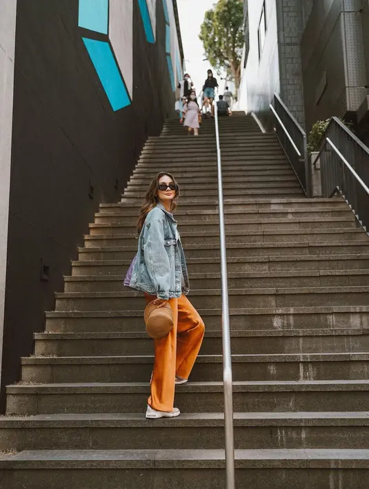 Perpaduan warna orange dan denim beri kesan kasual namun tetap modern. [Instagram/lunamaya]