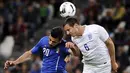 Penyerang Italia, Graziano Pelle berebut bola udara dengan bek Inggris Phil Jagielka saat laga persahabatan di Juventus Stadium,Italia, Rabu (1/4/2015). Italia bermain imbang 1-1 atas Inggris. (REUTERS/Giorgio Perottino)