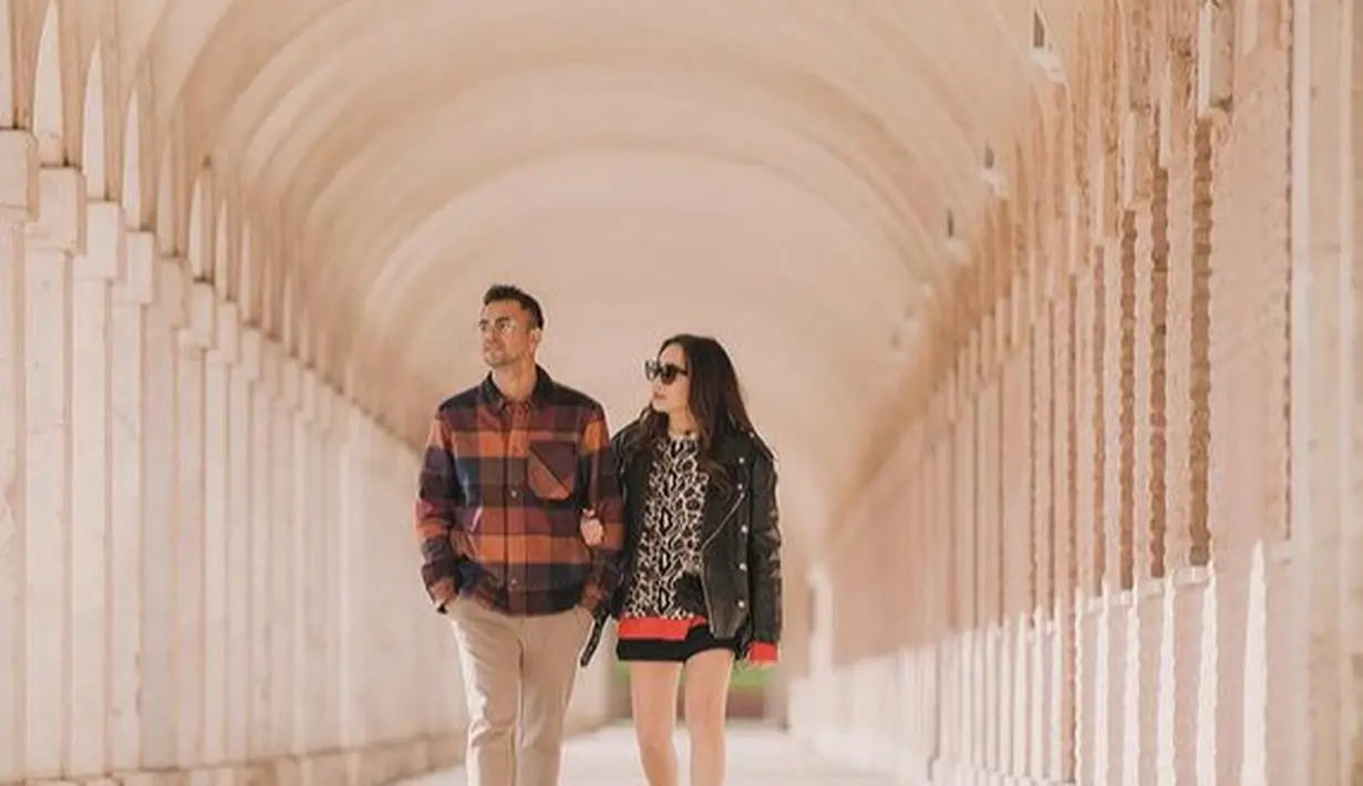 Nagita mengenakan jaket kulit dari Celine seharga Rp101.300.000 jutaan. Dipadukan inner sweater leopard dari Stella McCartney seharga Rp16 jutaan. [@raffinagita1717]