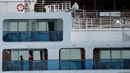 Aktivitas penumpang kapal pesiar Diamond Princess yang dikarantina di sebuah pelabuhan di Yokohama, Jepang, Rabu (19/2/2020). Seorang kru kapal pesiar Diamond Princess dinyatakan positif terinfeksi virus corona (COVID-19). (AP Photo/Eugene Hoshiko)