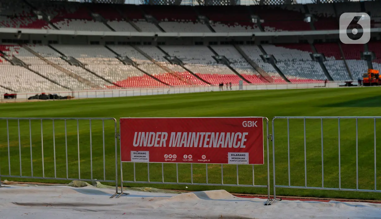 Papan bertuliskan "Under Maintance" terlihat dipasang di rumput Stadion Utama Gelora Bung Karno (SUGBK), Senayan, Jakarta, Senin (13/3/2023). Kondisi rumput di SUGBK ada yang rusak pada beberapa area. Selain itu, terdapat rumput yang menguning hingga mati.  (Liputan6.com/Angga Yuniar)