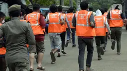 Warga pelanggar PSBB dihukum berlari saat terjaring Operasi Yustisi yang digelar petugas gabungan di BSD, Tangerang Selatan, Banten, Rabu (16/9/2020). Tangerang Selatan sebagai kota penyangga Ibu Kota ikut melakukan pengetatan PSBB karena peningkatan kasus Covid-19. (merdeka.com/Dwi Narwoko)