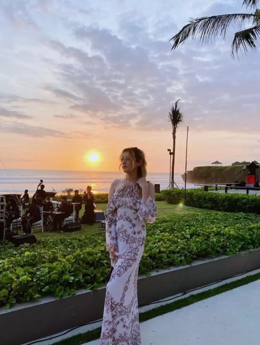 Opsi lainnya, dress dengan motif floral buat tampilan semakin menawan. [@natasharyder].