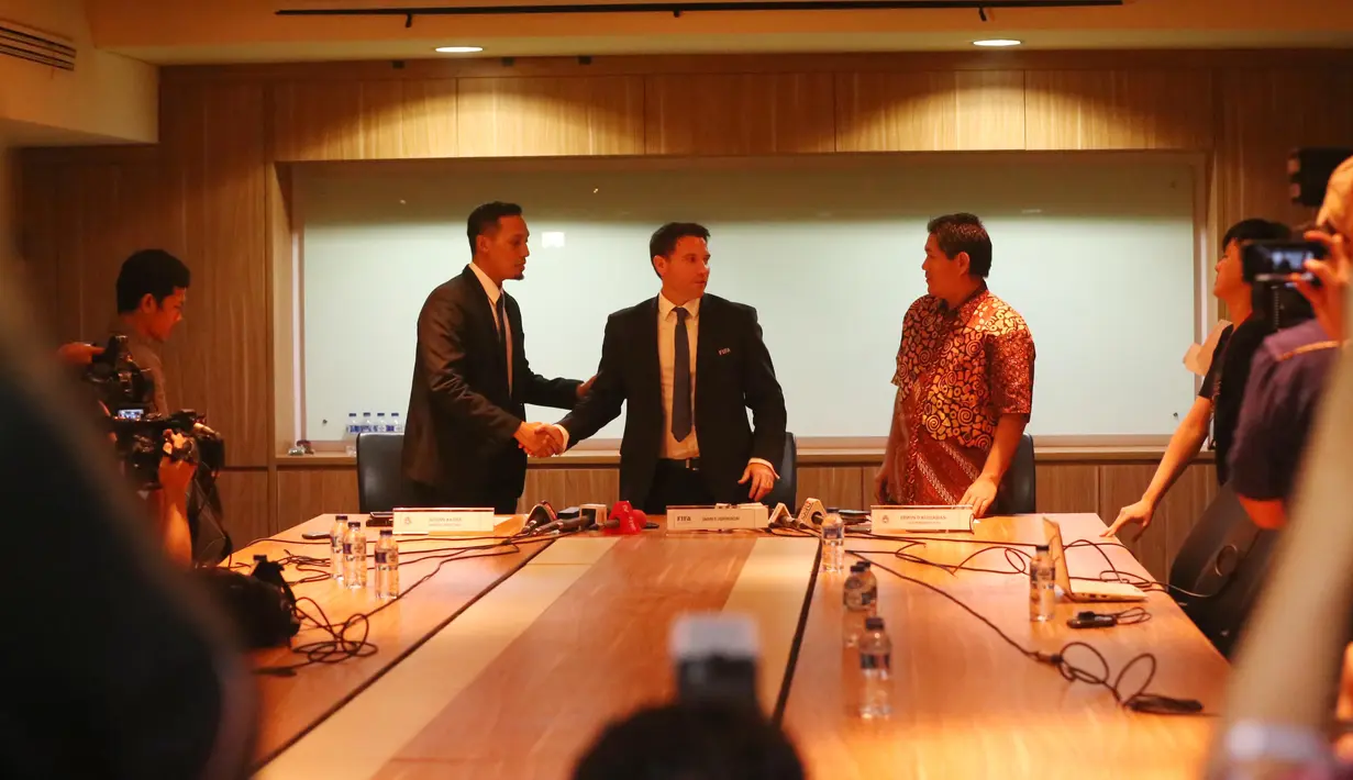 Delegasi FIFA-AFC James Johanson (tengah) berbincang dengan Sekjen PSSI Azwan Karim  dan Wakil Ketua PSSI Erwin Dwi Budiawan  di Kantor PSSI, Senayan, Jakarta, Selasa (3/11/2015). (Bola.com / Nicklas Hanoatubun)