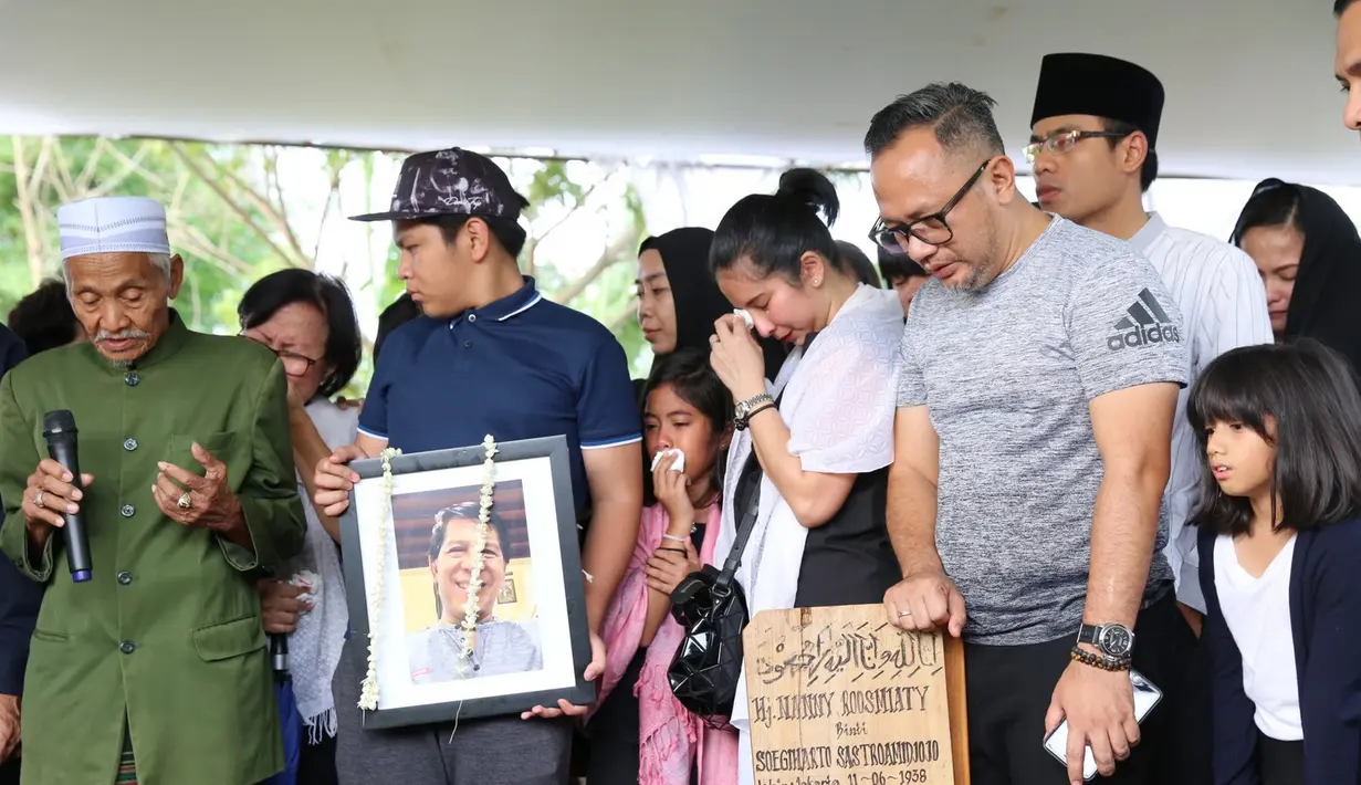 Air mata Angie terlihat menderas, ia terlihat beberapa kali menyeka air mata yang mengalir di wajahnya. (Daniel Kampua/Bintang.com)